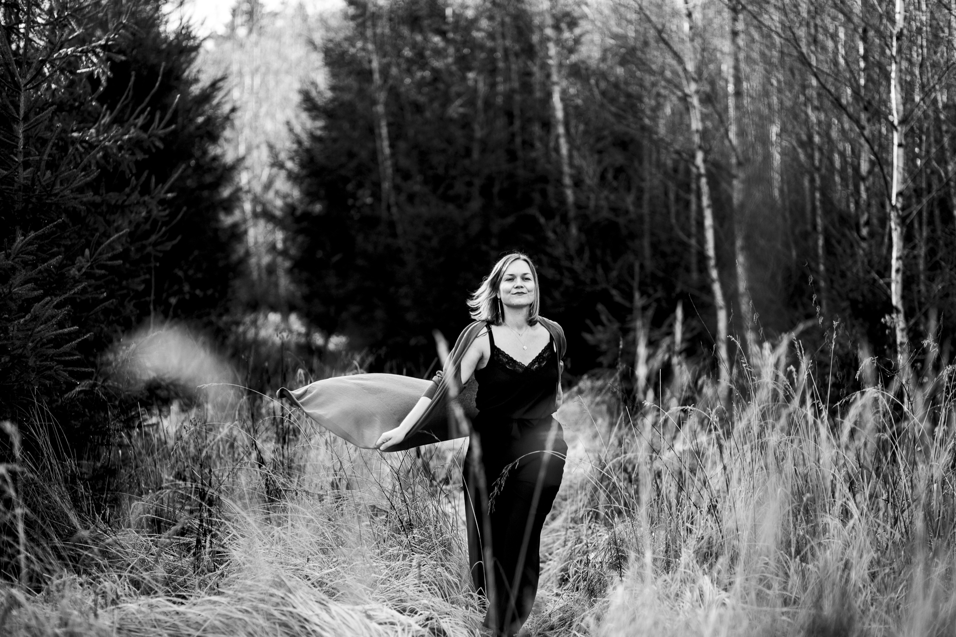 Anna in Bewegung auf einer Waldlichtung