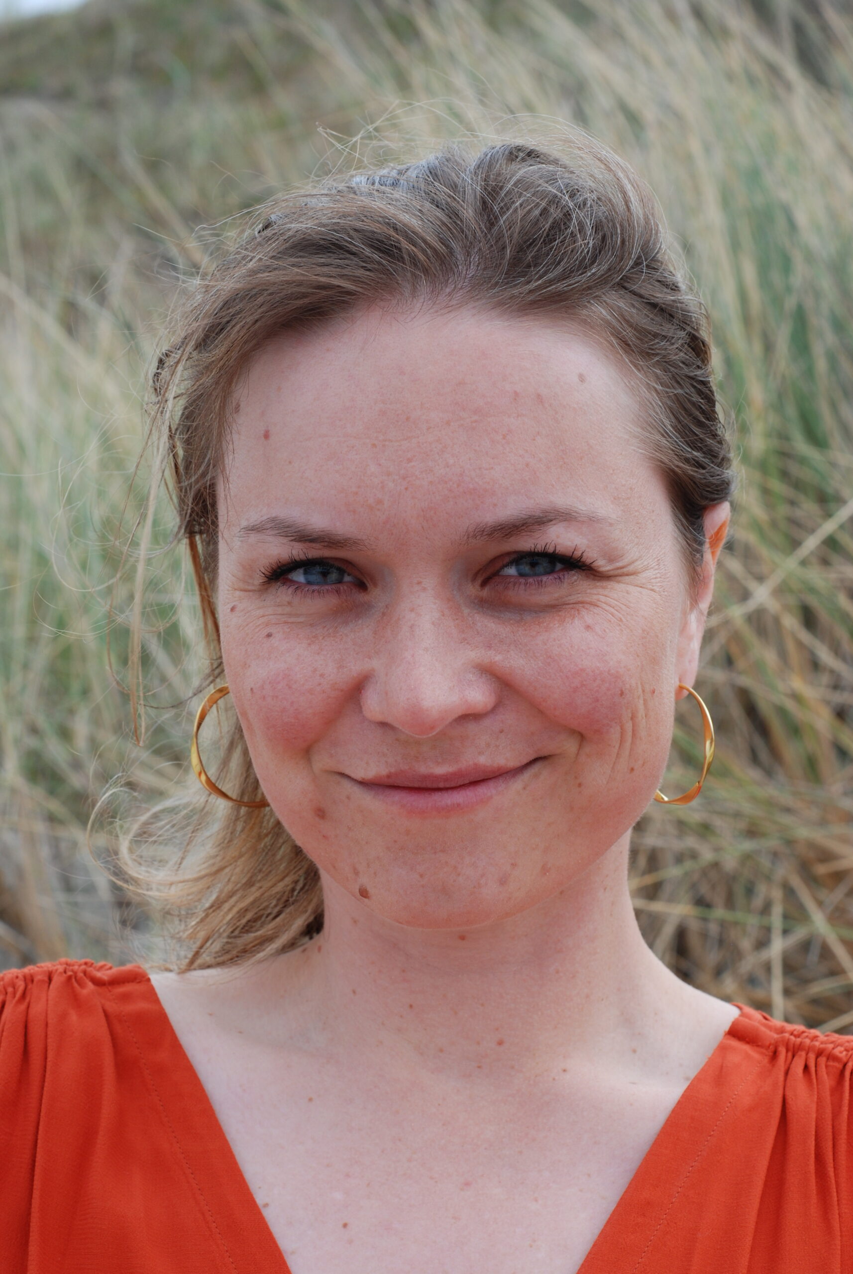 Anna Buchty Porträt in den Dünen